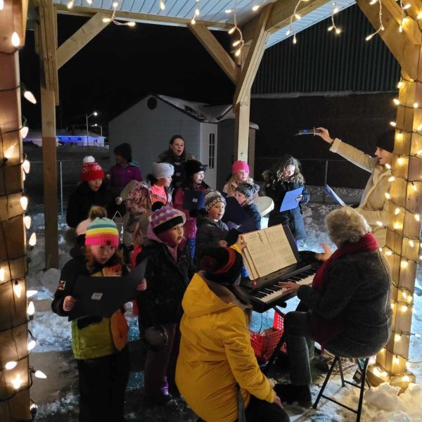 Students join pianist in signing carols