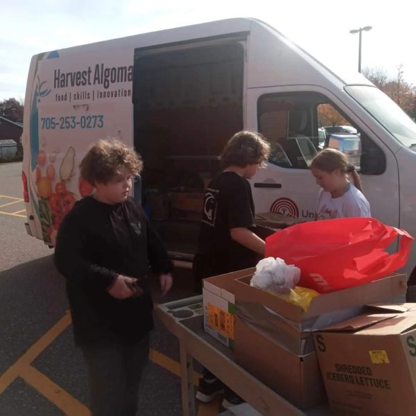 Students loading food into Harvest Algoma van