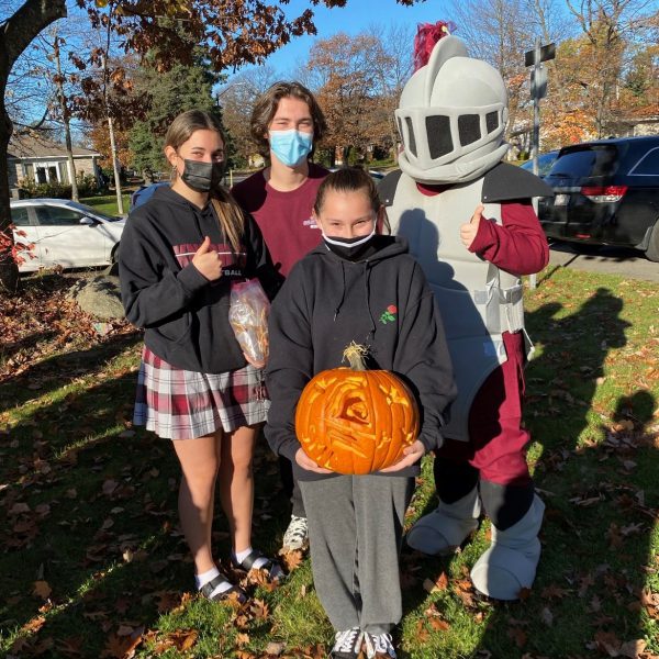 students with SMC mascot and pumpkin